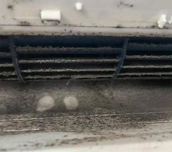 临高空调吹的风有股烧焦味是怎么回事